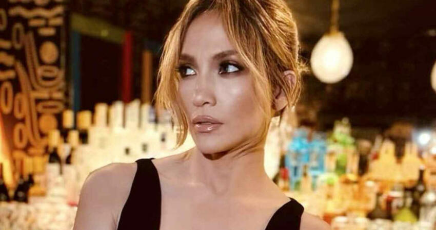 Jennifer Lopez 穿著迷你裙讓粉絲驚豔