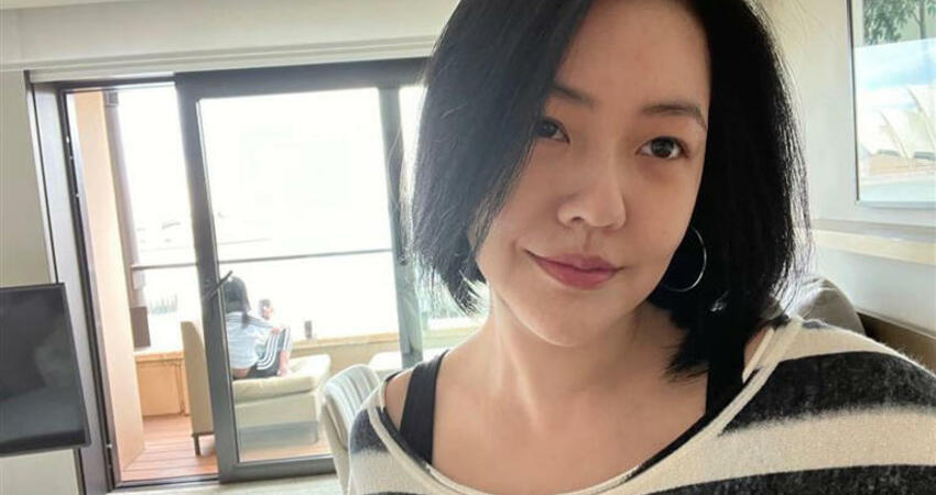 小S愛女Lily辦17歲生日趴 俏皮嘟嘴吃蛋糕！露鎖骨愛的抱抱