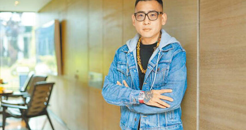 交往5天就提親 網紅蹦闆誇妻「夠笨」