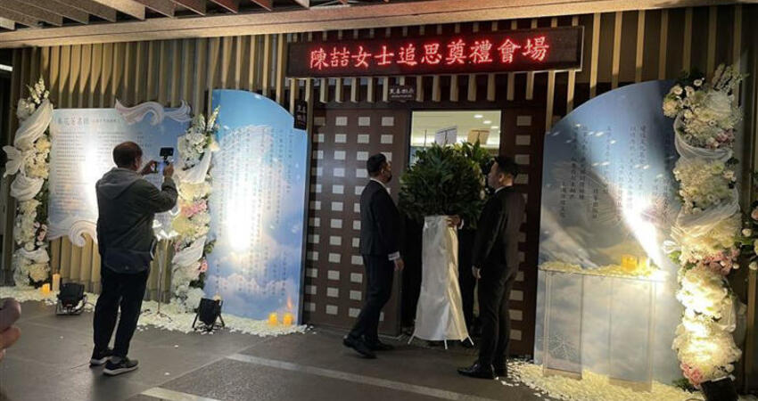 直擊／瓊瑤遺照曝光！家祭現場「如雪花飄落」 溫暖燦笑羽化成仙