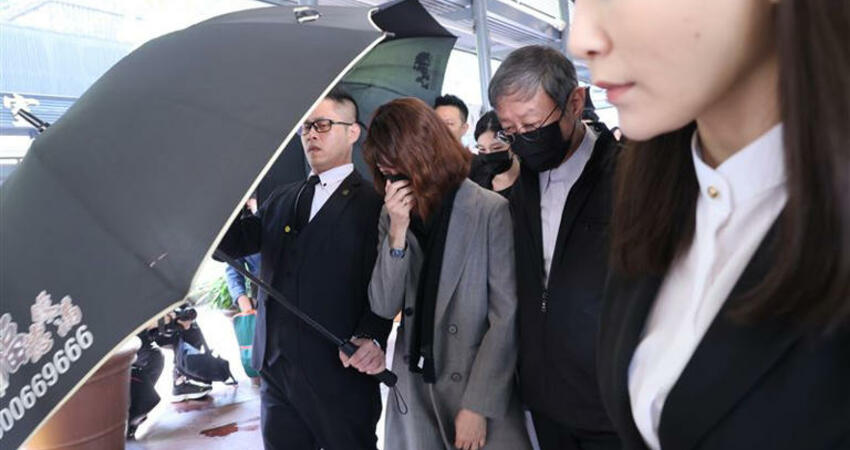 直擊／瓊瑤兒子、媳婦「悲痛露面」 高雅靈堂白色棺木曝光