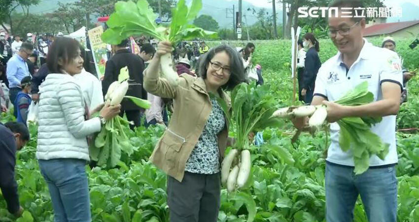 人生第一次拔蘿蔔！蕭美琴笑稱邱議瑩：以前黑珍珠現在是「白蘿蔔西施」