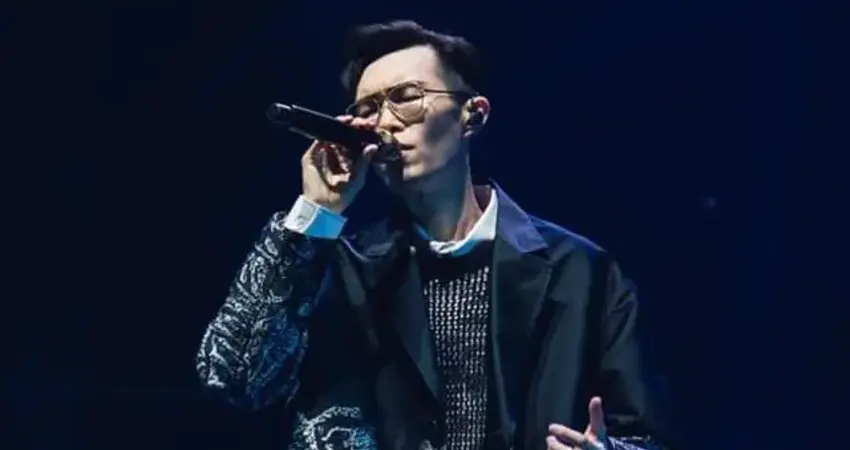 視方大同為人生導師！單依純獻唱《才二十三》哽咽：愛和想念能跨越時空
