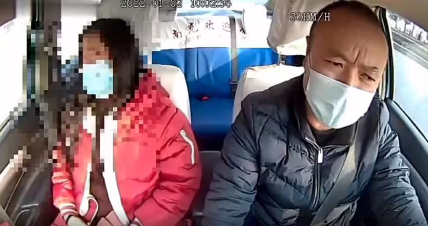 女乘客下車喊：不用找錢　計程車司機「聽出端倪」救她一命