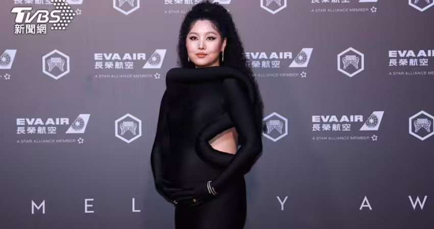 金曲36／鄭雙雙挺7月孕肚走紅毯模樣曝光 受訪突驚曝「寶寶在踢」