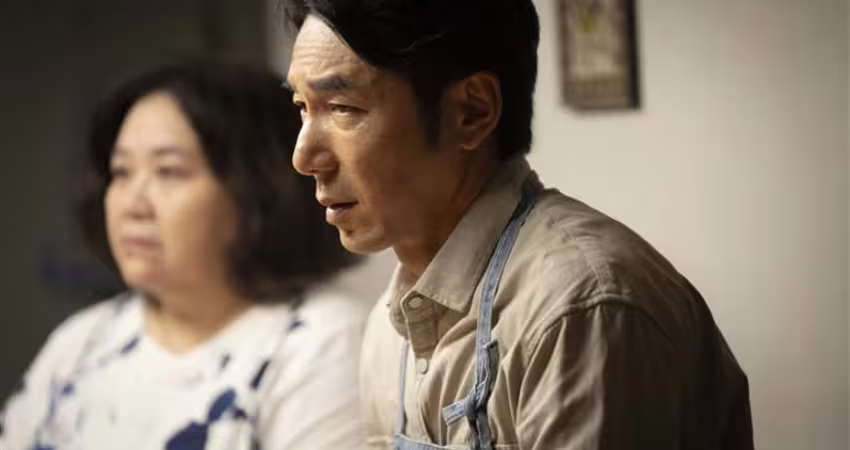 不是劉品言！連晨翔與歌后逛夜市「愛火壓不住」酒吧激吻：兩次就完成
