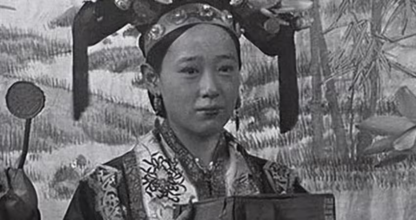 清朝第一美人有多美？黑白照片都難掩她的美貌，卻被慈禧太后操控一生