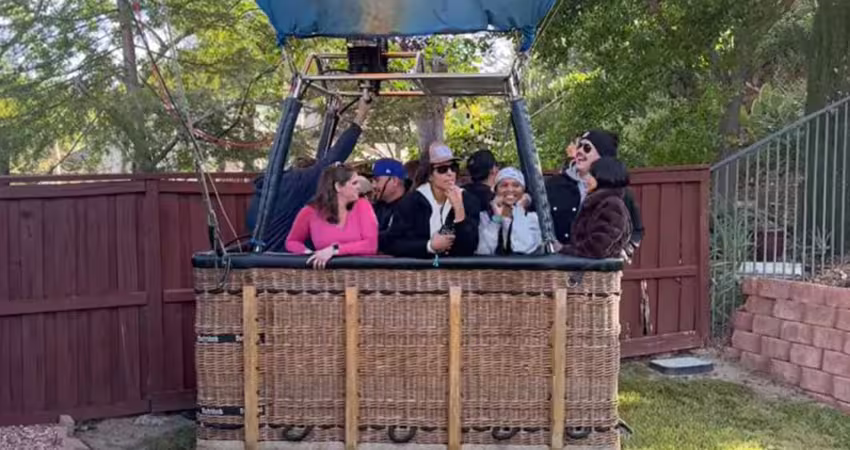 在家看電視突傳敲門聲！開門驚見後院降下「13人熱氣球」　屋主傻眼：這啥情況