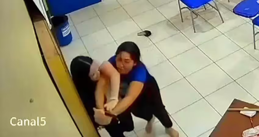 不滿意考卷成績　女學生突拔刀朝師猛刺