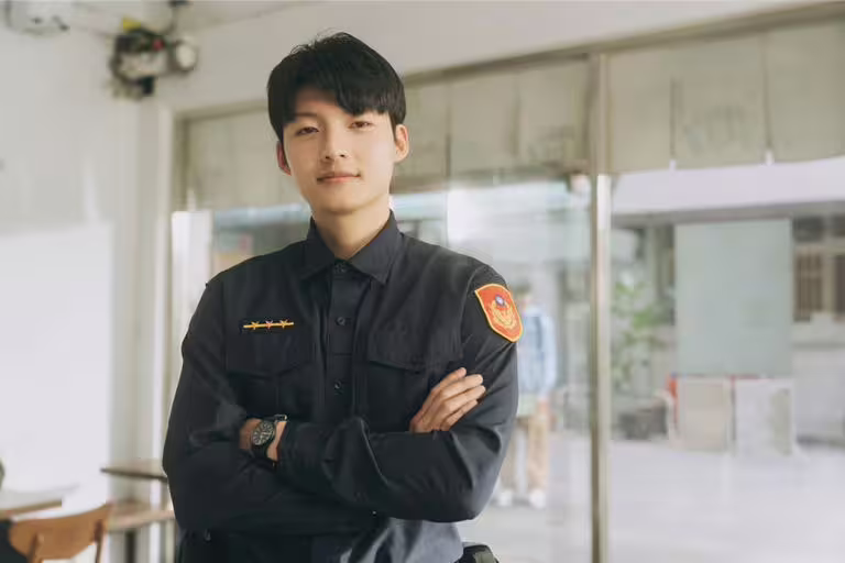 劉育仁穿上警察制服,引起網路肉搜。(好勁影業提供) 劉育仁穿上警察制服,引起網路肉搜。(好勁影業提供)