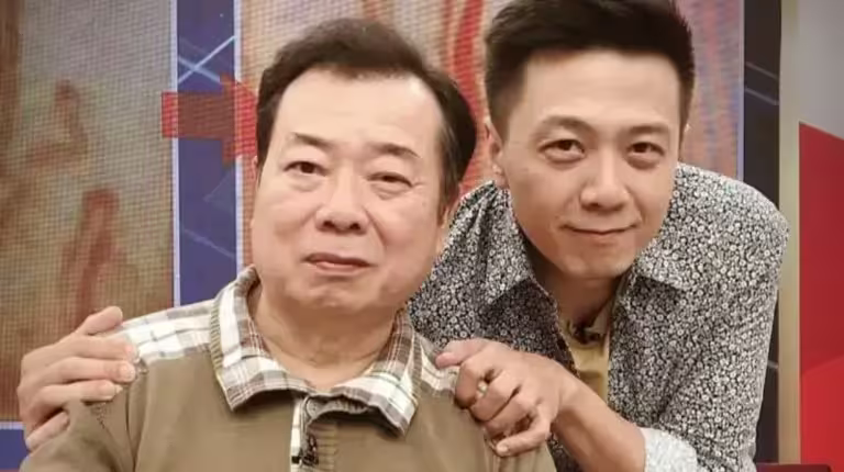 ▲廖峻(左)腦出血中風還在住院中,兒子廖錦德(右)凌晨PO文貼出白沙屯媽祖鑾轎照片,他說自己去追媽祖跑到雙腿無力。(圖/廖錦德臉書) ▲廖峻(左)腦出血中風還在住院中,兒子廖錦德(右)凌晨PO文貼出白沙屯媽祖鑾轎照片,他說自己去追媽祖跑到雙腿無力。(圖/廖錦德臉書)