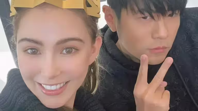 ▲音樂天王周杰倫(右)上傳了和家人慶祝母親節的貼文,周杰倫不僅甜喊昆凌(左)「這位媽媽」,還誇獎老婆的足球踢得好,超俐落腳步讓粉絲看了也認證。(圖/周杰倫IG) ▲音樂天王周杰倫(右)上傳了和家人慶祝母親節的貼文,周杰倫不僅甜喊昆凌(左)「這位媽媽」,還誇獎老婆的足球踢得好,超俐落腳步讓粉絲看了也認證。(圖/周杰倫IG)