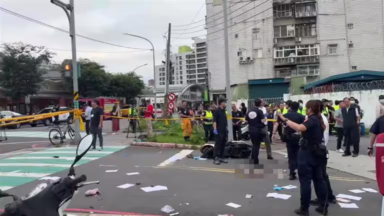三峽車禍事故現場血跡斑斑,學生考卷和筆記散落一地,怵目驚心。(圖/翻攝畫面) 三峽車禍事故現場血跡斑斑,學生考卷和筆記散落一地,怵目驚心。(圖/翻攝畫面)