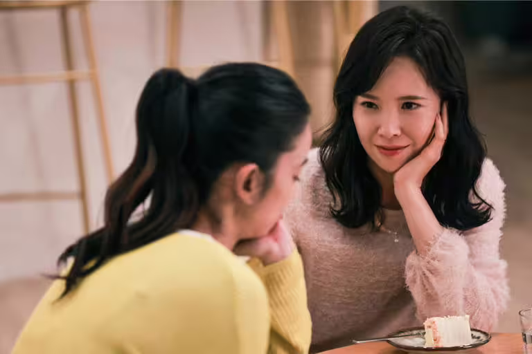 天心(右)飾演婚後多年逐漸在關係中失語的作家林智芸。(寬想國際娛樂提供) 天心(右)飾演婚後多年逐漸在關係中失語的作家林智芸。(寬想國際娛樂提供)