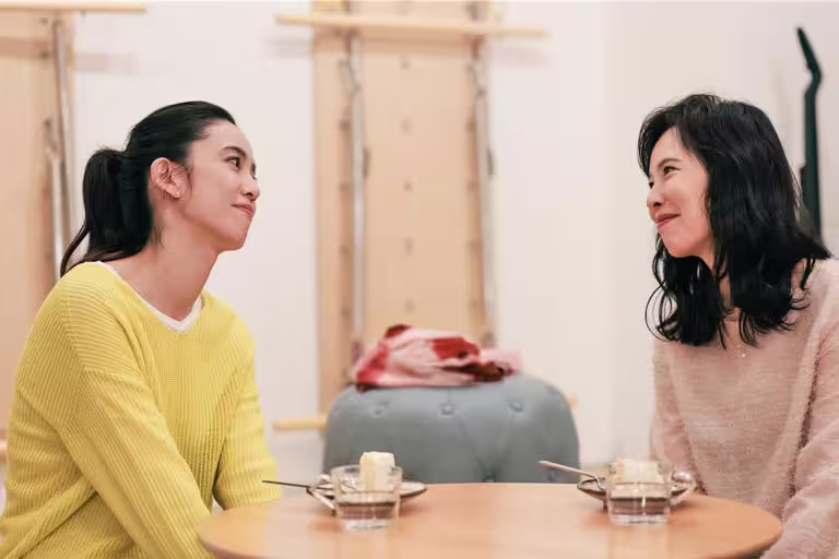 陳庭妮(左)在《慶祝》中與天心談心。(寬想國際娛樂提供) 陳庭妮(左)在《慶祝》中與天心談心。(寬想國際娛樂提供)
