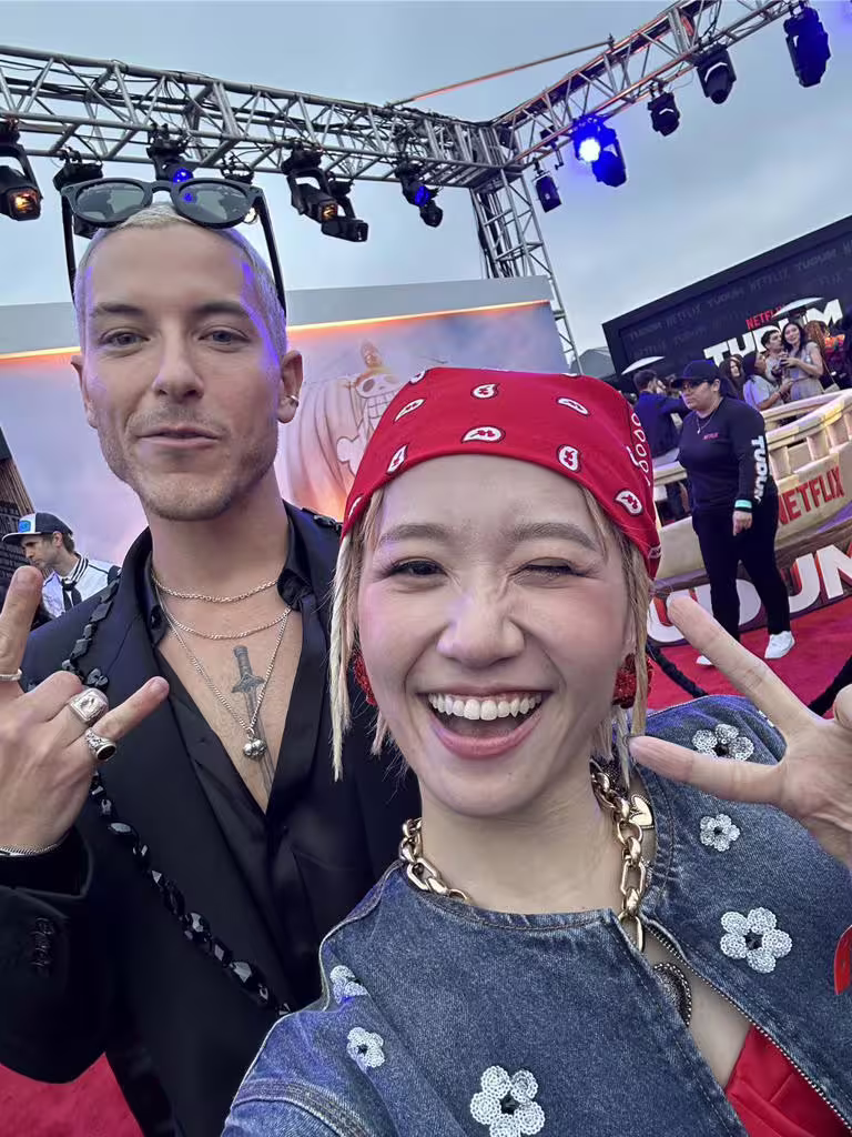 藝人Lulu黃路梓茵參與「Netflix Tudum 2025全球粉絲盛會」與塔茲·史卡勒合照。(Lulu黃路梓茵提供) 藝人Lulu黃路梓茵參與「Netflix Tudum 2025全球粉絲盛會」與塔茲·史卡勒合照。(Lulu黃路梓茵提供)