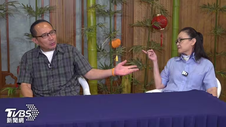 艾偉(左)和王淑娟上娛樂頭條專訪,笑料不斷。(圖/TVBS) 艾偉(左)和王淑娟上娛樂頭條專訪,笑料不斷。(圖/TVBS)