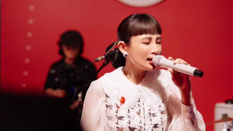 魏如萱曾組團出道,而後因喉嚨問題休養1年。(圖/翻攝自魏如萱臉書) 魏如萱曾組團出道,而後因喉嚨問題休養1年。(圖/翻攝自魏如萱臉書)