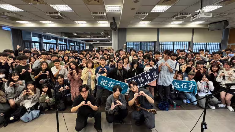 胡凱兒樂團前往台大校園快閃。(圖/Who Cares胡凱兒樂團提供) 胡凱兒樂團前往台大校園快閃。(圖/Who Cares胡凱兒樂團提供)
