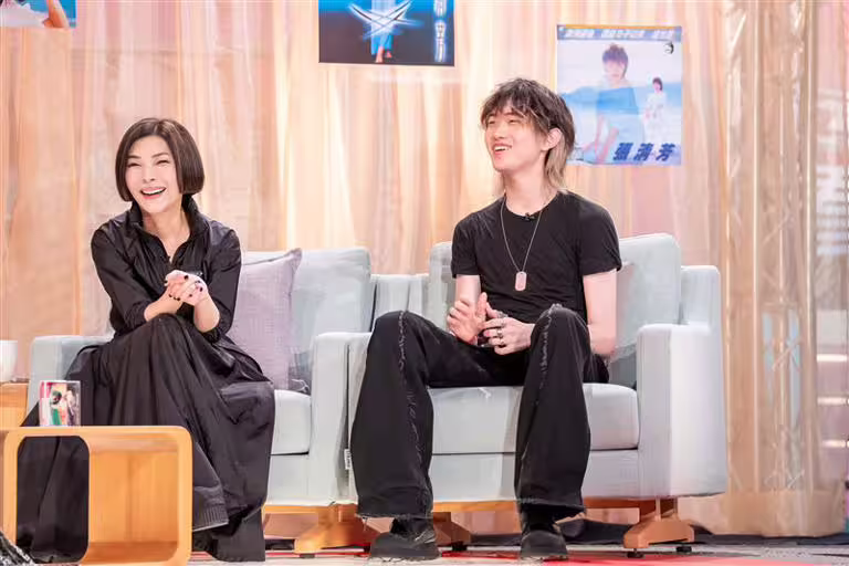 談起大兒子Nathan(右),張清芳笑稱他是「從小就讓我最愛,然後最氣的那一個」。(圖/TVBS提供) 談起大兒子Nathan(右),張清芳笑稱他是「從小就讓我最愛,然後最氣的那一個」。(圖/TVBS提供)