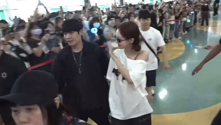 TWICE娜璉抵達高雄，親切揮手招呼
