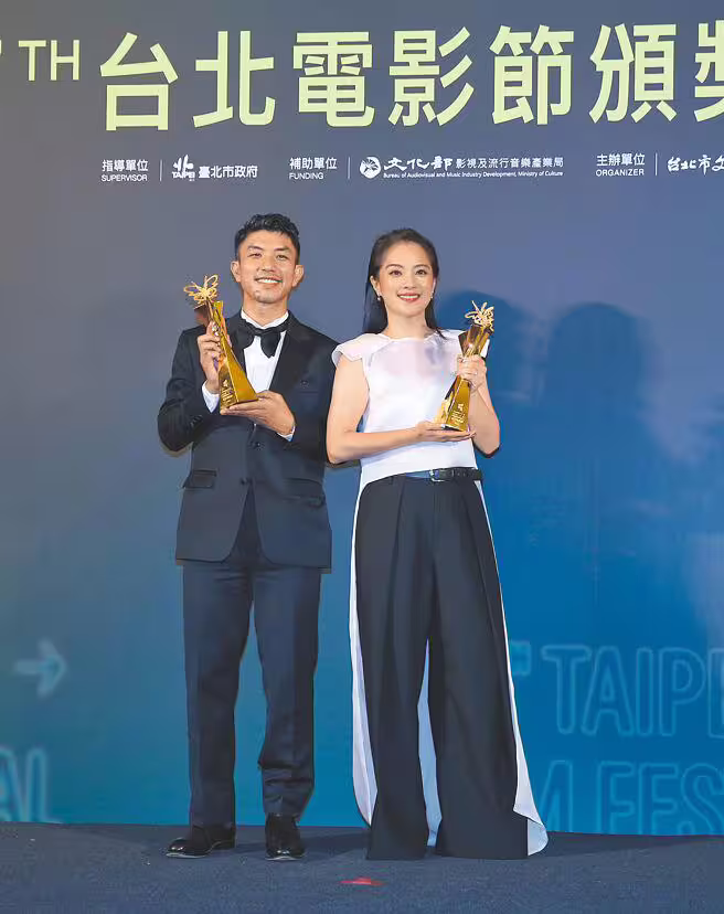 新科影帝萬洛隆甘迦(左)、影后高伊玲5日開心捧起獎盃合影。(趙雙傑、范揚光攝) 新科影帝萬洛隆甘迦(左)、影后高伊玲5日開心捧起獎盃合影。(趙雙傑、范揚光攝)