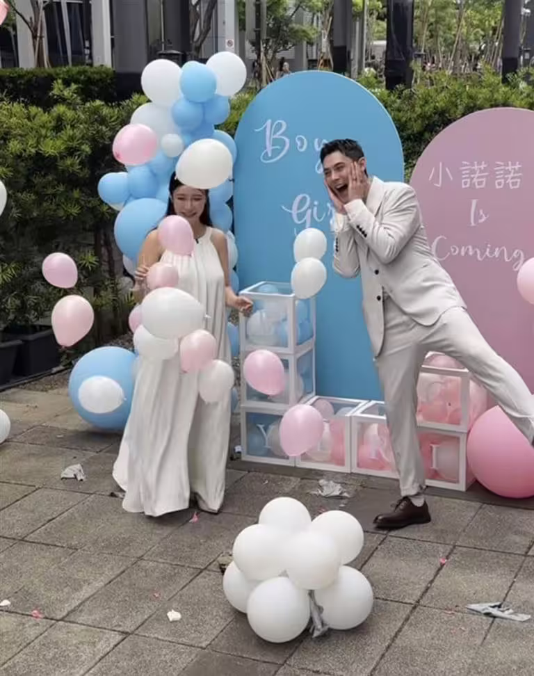 陳奕(右)與紀曦晨獲知將迎接女兒出生相當開心。(圖/翻攝自IG) 陳奕(右)與紀曦晨獲知將迎接女兒出生相當開心。(圖/翻攝自IG)