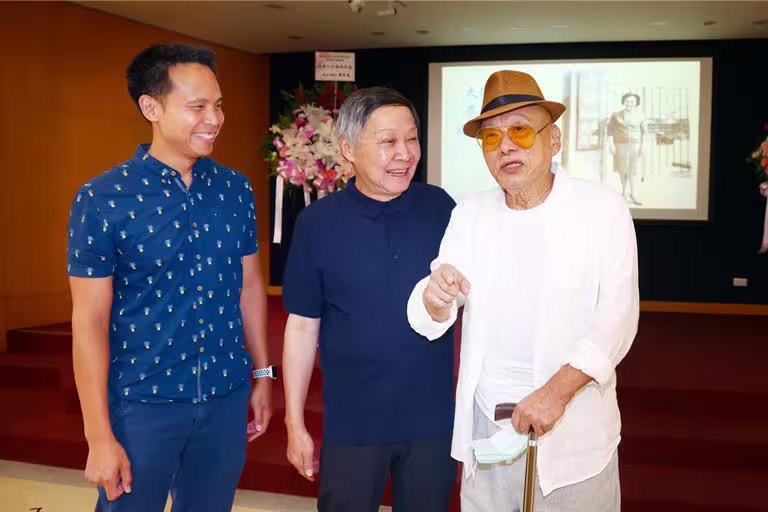 吳承瀚(左起)、吳建國與凌峰6日同台合影留念。(鄧博仁攝) 吳承瀚(左起)、吳建國與凌峰6日同台合影留念。(鄧博仁攝)