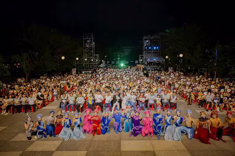 風城藝術節首演登場,邱臣遠代理市長與近3800名民眾共賞舞鈴藝術之美。 風城藝術節首演登場,邱臣遠代理市長與近3800名民眾共賞舞鈴藝術之美。