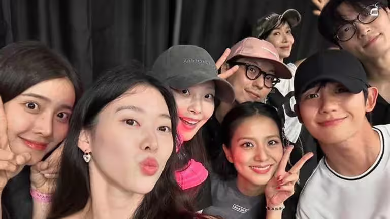 不愧是愛豆中的愛豆!《雪降花》團隊齊聚BLACKPINK演唱會,JISOO&丁海寅合影!BTS j-hope、TWICE娜璉&志效等全來了 不愧是愛豆中的愛豆!《雪降花》團隊齊聚BLACKPINK演唱會,JISOO&丁海寅合影!BTS j-hope、TWICE娜璉&志效等全來了