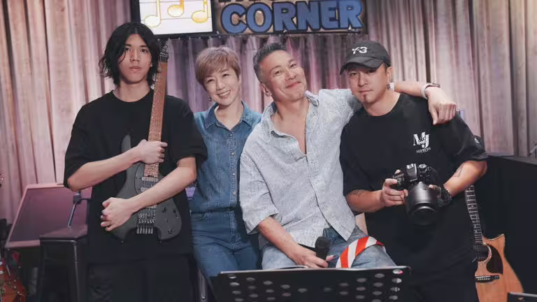 黃以樂(左起)、LuLu、黃仲崑、黃遠全家到齊。(圖/杰威爾音樂提供) 黃以樂(左起)、LuLu、黃仲崑、黃遠全家到齊。(圖/杰威爾音樂提供)
