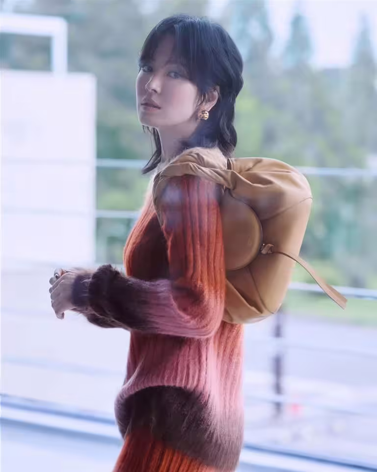宋慧喬挑戰「狼尾剪」髮型，以一身冷感氣場強勢回歸。（圖／翻攝自IG @kyo1122）