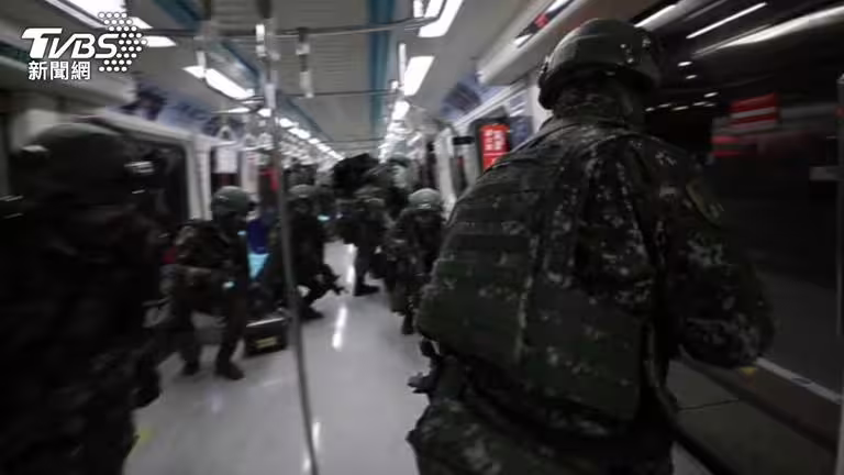 漢光演習進入第六天，憲兵和陸軍今天（14日）凌晨一點半搭乘台北捷運運送武器彈藥，驗證利用地下道運輸的可行性。（圖／國防部）