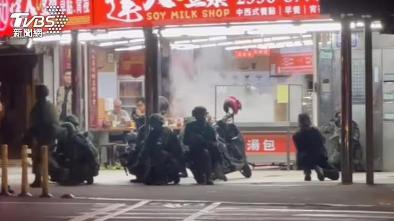 配合漢光演習，憲兵騎樓機動，突然衝到豆漿店門口，民眾雖然一度驚訝，仍淡定吃宵夜。（圖／TVBS）