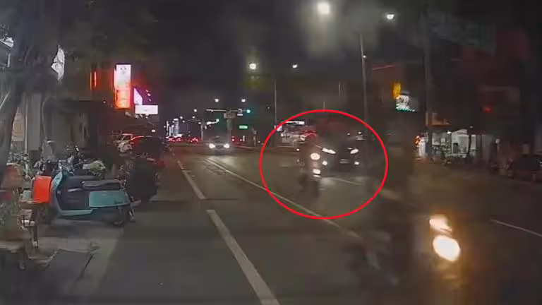 槍手騎車逼近單手持槍。(圖/翻攝畫面) 槍手騎車逼近單手持槍。(圖/翻攝畫面)