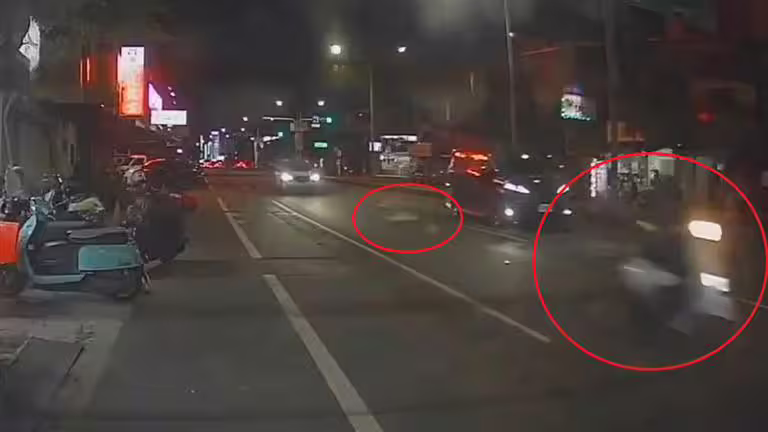 槍手騎車逼近單手持槍。(圖/翻攝畫面) 槍手騎車逼近單手持槍。(圖/翻攝畫面)