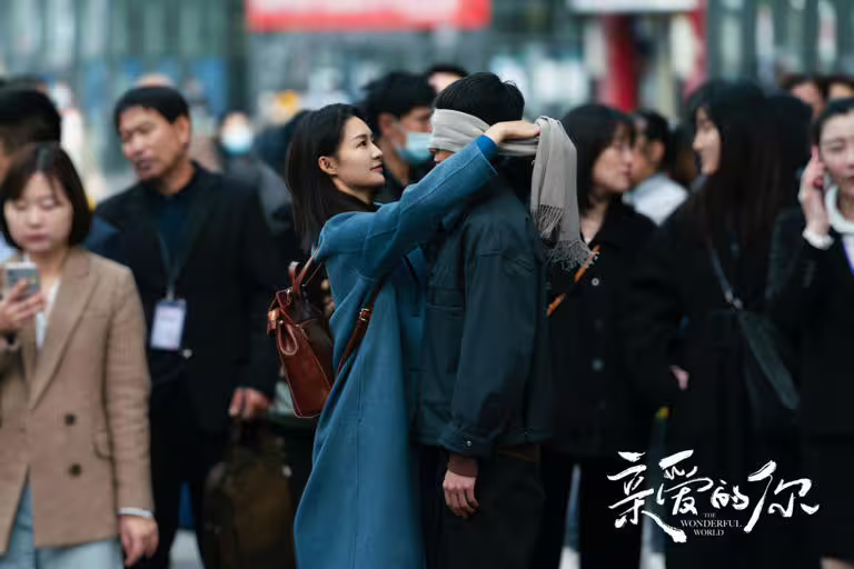《親愛的你》是一部帶著懸疑色彩的都市劇，被積壓五年多才上檔。播出後熱度低迷，評價也很兩極。《親愛的你》導演和趙麗穎《在人間》是同一個，這位導演的作品評價都很兩極，喜歡的人覺得故事設定很獨特，不喜歡的人覺得劇情平淡、矯情，讓人看不懂。如果是喜歡《難哄》、《愛你》這種下飯小甜劇的觀眾，可能不會喜歡，劇情不好懂。
