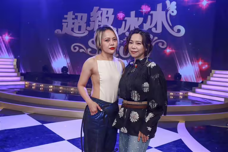 戴愛玲(左)跟曾心梅同台。(圖/民視提供) 戴愛玲(左)跟曾心梅同台。(圖/民視提供)