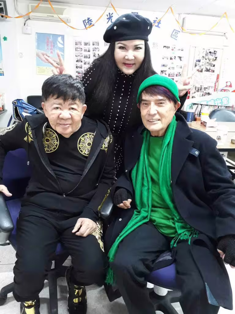 石中玉(圖上)今年1月參與已故「鑽石歌王」林沖92歲生日會,(圖左)為資深藝人林松義。(照片/石中玉提供) 石中玉(圖上)今年1月參與已故「鑽石歌王」林沖92歲生日會,(圖左)為資深藝人林松義。(照片/石中玉提供)