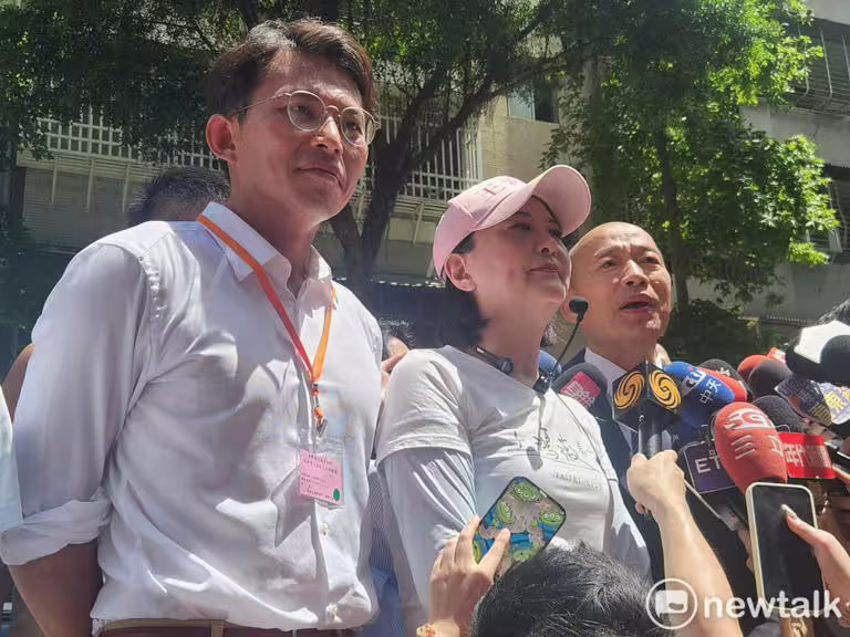 民眾黨主席黃國昌與立法院長韓國瑜陪同國民黨立委王鴻薇展開車隊掃街。 圖:黃建豪/攝 民眾黨主席黃國昌與立法院長韓國瑜陪同國民黨立委王鴻薇展開車隊掃街。 圖:黃建豪/攝