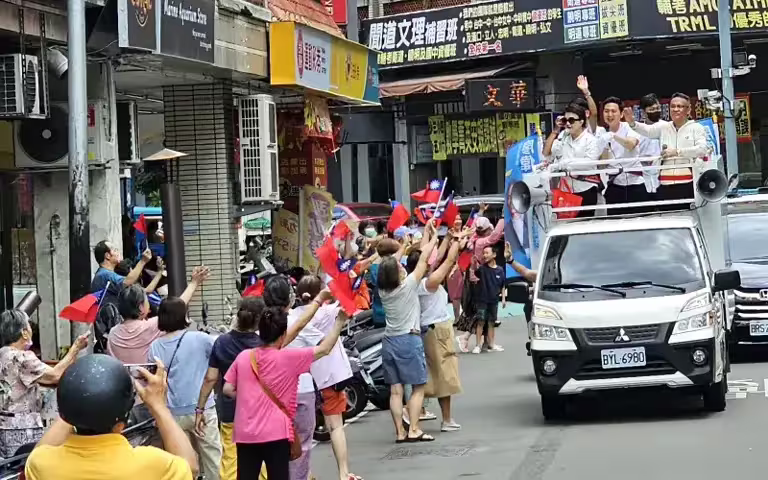 ▲盧秀燕在台中的個人魅力,於掃街過程展現無遺。(圖/記者顏幸如攝,2025.07.25) ▲盧秀燕在台中的個人魅力,於掃街過程展現無遺。(圖/記者顏幸如攝,2025.07.25)