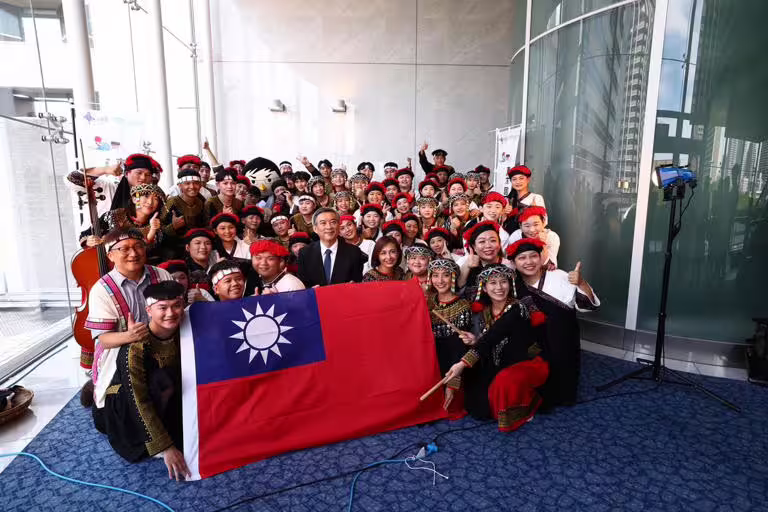 台灣合唱團赴日本參加東京國際合唱大賽,臨時遭到中國抗議要求撤下國旗,經過駐日代表處嚴正抗議並斡旋,最終包括五星旗在內,所有國旗都從會場撤下。駐日副代表周學佑(中)、立委邱議瑩(前排右4)以及尼布恩合唱團與國旗合影。 圖:邱議瑩辦公室提供 台灣合唱團赴日本參加東京國際合唱大賽,臨時遭到中國抗議要求撤下國旗,經過駐日代表處嚴正抗議並斡旋,最終包括五星旗在內,所有國旗都從會場撤下。駐日副代表周學佑(中)、立委邱議瑩(前排右4)以及尼布恩合唱團與國旗合影。 圖:邱議瑩辦公室提供