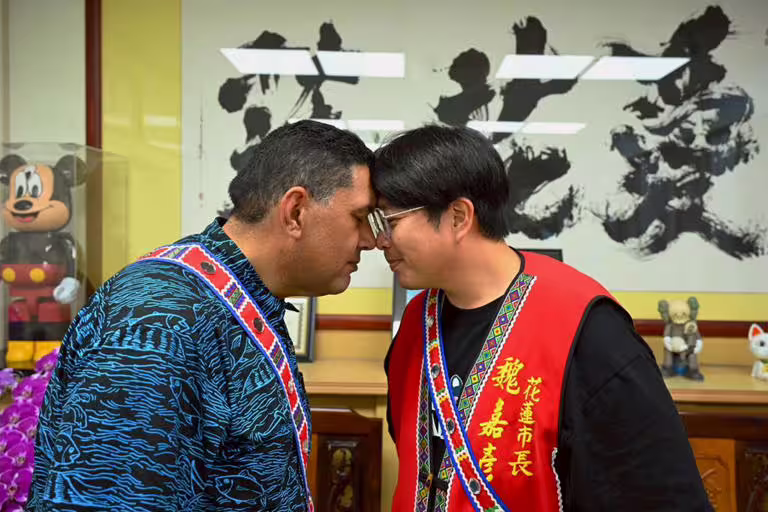 造舟工藝師Heemi 以毛利族傳統的「hongi」鼻吻禮回應市長魏嘉彥,象徵重與友誼。(花蓮市公所提供/王志偉花蓮傳真) 造舟工藝師Heemi 以毛利族傳統的「hongi」鼻吻禮回應市長魏嘉彥,象徵重與友誼。(花蓮市公所提供/王志偉花蓮傳真)