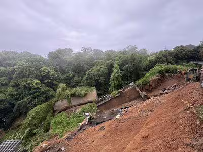 豪雨狂炸!彰化芬園三合院驚現「10樓深巨坑」 崩塌畫面曝光 豪雨狂炸!彰化芬園三合院驚現「10樓深巨坑」 崩塌畫面曝光