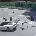 機車遭法拉利撞飛！騎士下場恐慘了
