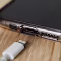 手機「只充到80%」才不傷電池？蘋果破解真相：減短壽命元凶其實是它