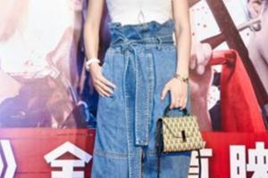 李冰冰穿巨型牛仔褲搭配小號背心，這一冷一熱受得了嗎？