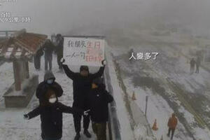 合歡山下雪！他武嶺舉牌「我朋友生日」 千人送祝福：也太用心