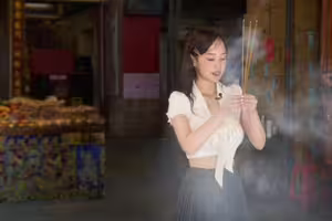 陽帆愛女拜霞海城隍廟月老被拍！本人認列5條件 鬆吐這點絕對不行