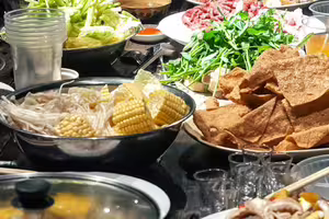 老人團「吃免費火鍋」上當　詐騙捲1.8億！他崩潰：積蓄全沒了